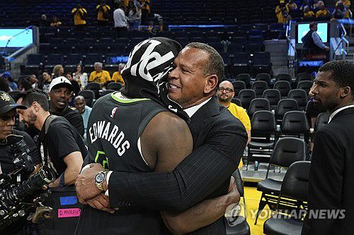 미네소타의 에드워즈와 포옹하는 로드리게스(오른쪽)[AP=연합뉴스]