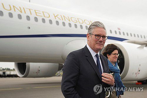 헤이그 도착한 스타머 총리[로이터 연합뉴스]