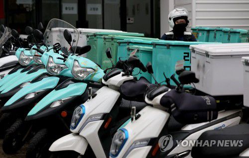 배민 오토바이들(서울=연합뉴스) 류영석 기자 = 우아한청년들 자회사 '딜리버리N'에 배달용 오토바이들이 줄줄이 주차되어 있다. 2023.5.5 ondol@yna.co.kr
