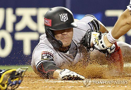 천성호, 득점(서울=연합뉴스) 윤동진 기자 = 28일 오후 잠실야구장에서 열린 2024 KBO리그 KT 대 두산 경기. 5회 초 무사 만루 때 KT 천성호가 문상철의 적시타로 득점에 성공하고 있다. 2024.5.28 mon@yna.co.kr