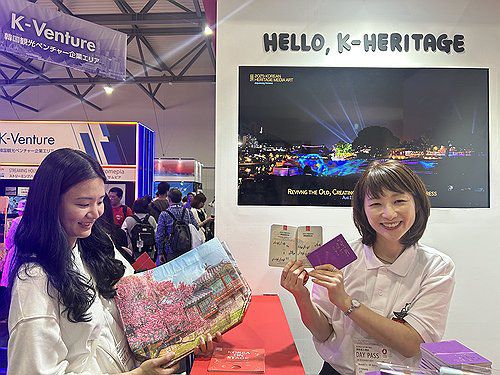 일본어로 된 국가유산 방문자 여권(오사카=연합뉴스) 김예나 기자 = 지난달 13일 일본 오사카·간사이 만국박람회(오사카 엑스포) 메세 전시장에서 국가유산진흥원 관계자들이 방문자 여권을 홍보하고 있다. 2025.6.25 yes@yna.co.kr