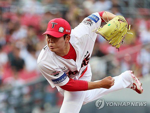 투구하는 성영탁(광주=연합뉴스) 조남수 기자 = 8일 광주기아챔피언스필드에서 열린 프로야구 한화 이글스와 KIA 타이거즈의 경기. KIA 성영탁이 4회에 투구하고 있다. 2025.6.8 iso64@yna.co.kr