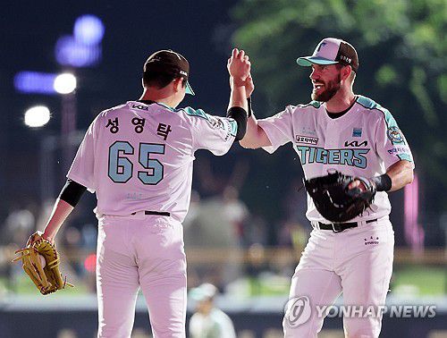 성영탁, 위즈덤과 하이파이브(광주=연합뉴스) 조남수 기자 = 19일 광주기아챔피언스필드에서 열린 프로야구 kt wiz와 KIA 타이거즈의 경기. KIA 성영탁이 5-0 승리를 마무리하고 위즈덤과 하이파이브 하고 있다. 2025.6.19 iso64@yna.co.kr