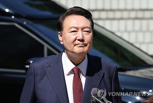 내란혐의 8차 공판 출석하는 윤석열 전 대통령(서울=연합뉴스) 윤석열 전 대통령이 지난 23일 서울 서초구 서울중앙지방법원에서 열린 내란 우두머리 혐의·직권남용 권리행사 방해 혐의 사건 8차 공판에 출석하고 있다. 2025.6.23 [사진공동취재단] photo@yna.co.kr