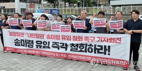 농민단체, 송미령 장관 유임 철회 촉구 기자회견(서울=연합뉴스) 전국농민회총연맹(전농), 전국여성농민회총연합 등 농민단체 대표자들이 24일 서울 용산 대통령실 인근에서 송미령 농림축산식품부 장관의 유임 철회를 촉구하며 기자회견을 하고 있다. 2025.6.24 [전농 제공. 재판매 및 DB 금지] photo@yna.co.kr