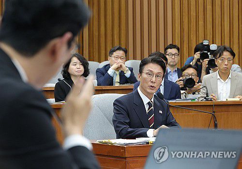 주진우 의원 질의 받는 김민석 후보자(서울=연합뉴스) 류영석 기자 = 김민석 국무총리 후보자가 25일 서울 여의도 국회에서 열린 인사청문회에 출석해 국민의힘 주진우 의원의 질의를 받고 있다. 2025.6.25 ondol@yna.co.kr