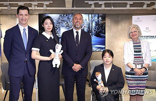 밀라노·코르티나 동계올림픽 공식 설명회(서울=연합뉴스) 류영석 기자 = 25일 서울 강남구 가로수길 하이스트리트이탈리아에서 열린 2026 밀라노·코르티나담페초 동계 올림픽 및 패럴림픽 공식 설명회에서 방송인 알베르토 몬디(왼쪽부터), '피겨여왕' 김연아, 안드레아 바르니에르 동계 올림픽 조직위원회 CEO, 노르딕스키 김윤지 선수, 에밀리아 가토 주한 이탈리아 대사가 기념촬영을 하고 있다. 2025.6.25 ondol@yna.co.kr