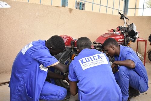 니제르 마라디주에서 오토바이 수리 기술을 배우는 젊은이들[굿네이버스 제공. 재판매 및 DB 금지]