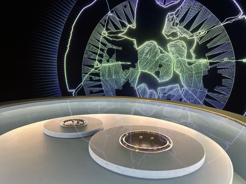 세밀한 무늬가 새겨진 청동 거울     (전주=연합뉴스) 김예나 기자 = 26일 전북 전주시 국립전주박물관에서 공개된 '나고 드는 땅, 만경과 동진' 특별전 모습. 완주 갈동 유적에서 출토된 보물 잔무늬 거울을 포함해 8점을 한자리에서 볼 수 있다. 2025.6.26     yes@yna.co.kr