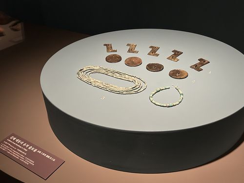 '乙'자 모양 청동기    (전주=연합뉴스) 김예나 기자 = 26일 전북 전주시 국립전주박물관에서 선보인 '나고 드는 땅, 만경과 동진' 특별전에 '乙'자 모양 청동 장식이 전시돼 있다. 김제 대동리 유적에서 출토된 이 유물은 의복에 부착했던 것으로 추정되며, 한반도에서는 비슷한 유물이 출토된 적이 없다. 2025.6.26     yes@yna.co.kr