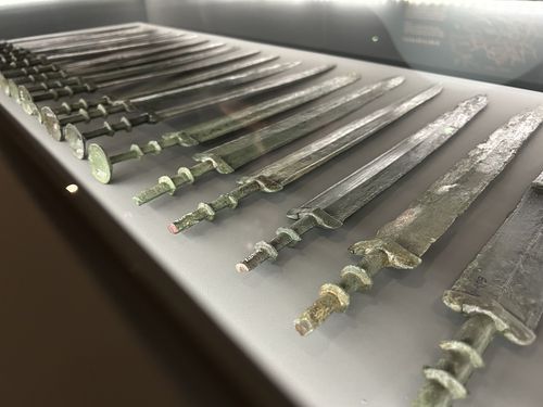 완주 상림리 유적에서 나온 동검     (전주=연합뉴스) 김예나 기자 = 26일 전북 전주시 국립전주박물관에서 선보인 '나고 드는 땅, 만경과 동진' 특별전에 동주식 동검이 전시돼 있다. 1975년 동네 주민이 나무를 뽑아 옮기던 중 발견한 청동 검으로, 중국 춘추전국시대의 동주(기원전 770∼221)에서 주로 만들어 사용했던 형태다. 2025.6.26     yes@yna.co.kr