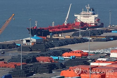 경기도 평택항에 쌓여 있는 철강 제품들[연합뉴스 자료사진]