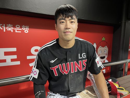 LG 데뷔전에서 팀 역전승에 발판을 놓은 천성호[촬영 이대호]