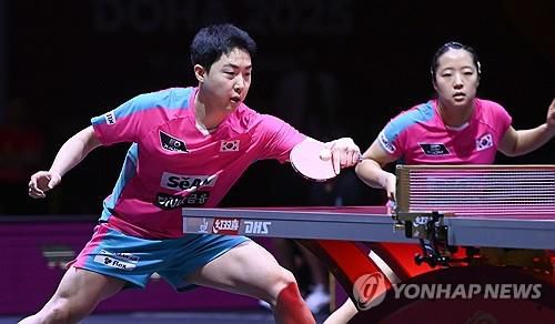도하 세계선수권 때 임종훈(왼쪽)과 신유빈의 경기 장면[대한탁구협회 제공. 재판매 및 DB 금지]