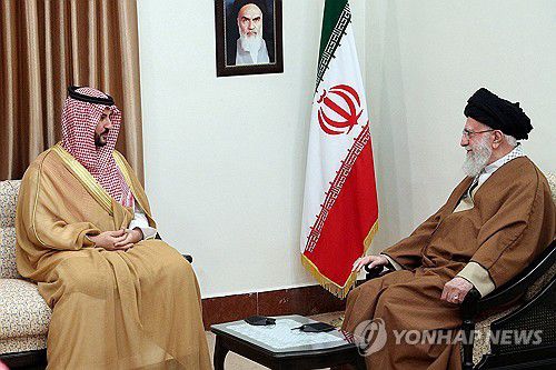 이란 최고 지도자 아야톨라 세예드 알리 하메네이(우측)와 칼리드 빈 살만 사우디 국방장관(좌측)[로이터 연합뉴스 자료사진]