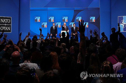 나토 정상회의 참석해 기자회견하는 트럼프[헤이그 로이터=연합뉴스. 재판매 및 DB 금지]