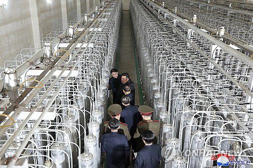 김정은, 핵물질 생산기지·연구소 현지 지도김정은 북한 국무위원장이 핵물질 생산기지와 핵무기연구소를 현지 지도했다고 조선중앙통신이 2025년 1월29일 보도했다.  [조선중앙통신 사진]