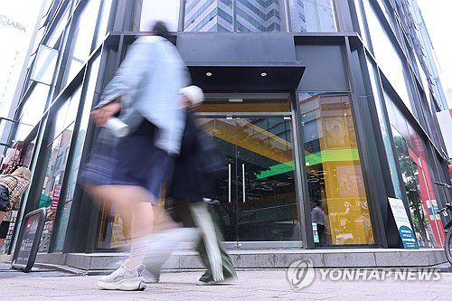 자영업자 폐업 지원신청 급증…이미 연간 목표치 육박(서울=연합뉴스) 서대연 기자 = 불황으로 자영업자 수가 4개월째 감소세를 보이는 한편 문을 닫는 자영업자도 늘어나며 정부에 폐업 지원을 신청한 건수가 이미 연간 목표치인 3만건에 육박하는 것으로 나타났다.      18일 통계청에 따르면 지난달 자영업자는 561만5천명으로 작년 같은 달보다 6천명 줄며 4개월 연속 감소세를 이어갔다. 또 올해 중소벤처기업부가 운영하는 '희망리턴패키지 원스톱폐업지원' 신청건수는 2만3천785건으로 작년 동기보다 64.2% 늘었다. 사진은 이날 서울 명동거리 한 공실 상가의 모습. 2025.5.18 dwise@yna.co.kr