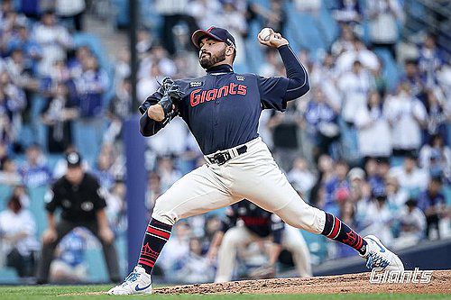 투구하는 롯데 감보아(서울=연합뉴스) 롯데 자이언츠 새 외국인 투수 알렉 감보아가 27일 대구삼성라이온즈파크에서 열린 2025 프로야구 삼성 라이온즈와 방문 경기에서 투구하고 있다. 2025.5.27 [롯데 자이언츠 제공. 재배포 및 DB 금지] photo@yna.co.kr