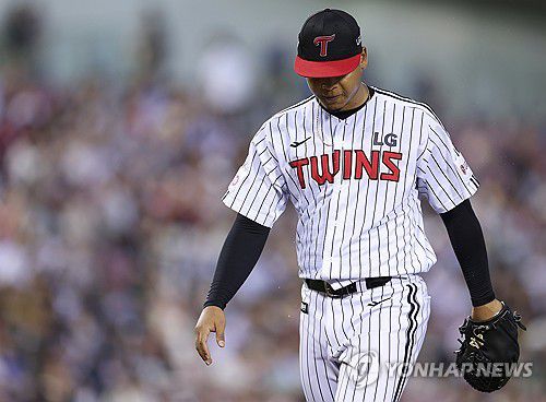 강판하는 에르난데스(서울=연합뉴스) 김도훈 기자 = 11일 서울 잠실야구장에서 열린 프로야구 2025 신한 SOL 뱅크 KBO리그 SSG 랜더스와 LG 트윈스의 경기. 5회초 SSG에 역전을 허용한 LG 선발 에르난데스가 마운드에서 물러나고 있다. 2025.6.11 superdoo82@yna.co.kr