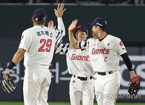 이겼다(부산=연합뉴스) 강선배 기자 = 19일 부산 사직야구장에서 열린 프로야구 한화 이글스와 롯데 자이언츠의 경기에서 힘겹게 한화의 추격을 뿌리치고 4-3으로 승리한 롯데 선수들이 기쁨을 나누고 있다. 2025.6.19 sbkang@yna.co.kr