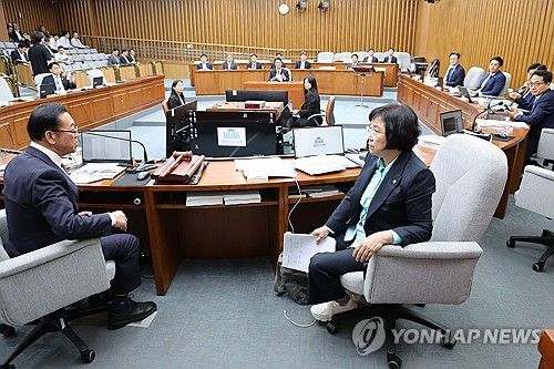 총리 인사청문회 파행(서울=연합뉴스) 김주성 기자 = 25일 서울 국회에서 열린 김민석 국무총리 후보자 인사청문회에서 국민의힘 소속 이종배 위원장과 여당 간사인 더불어민주당 김현 의원이 청문회 속개 시간 등과 관련해 대화하고 있다. 2025.6.25 utzza@yna.co.kr