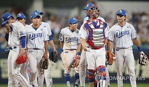 '이겼다'(대구=연합뉴스) 김현태 기자 = 25일 대구 삼성라이온즈파크에서 열린 2025 프로야구 한화 이글스와 삼성 라이온즈의 경기. 삼성이 7대2로 승리 후 선수들이 기뻐하고 있다. 2025.6.25 mtkht@yna.co.kr