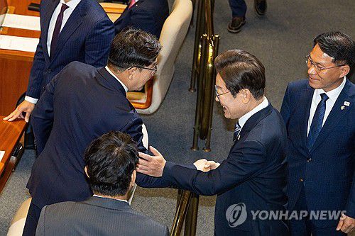 권성동 의원과 악수하는 이재명 대통령(서울=연합뉴스) 이재명 대통령이 26일 국회 본회의장에서 추가경정예산 시정연설을 마친 뒤 국민의힘 권성동 의원과 악수하고 있다. 2025.6.26 [국회사진기자단] utzza@yna.co.kr