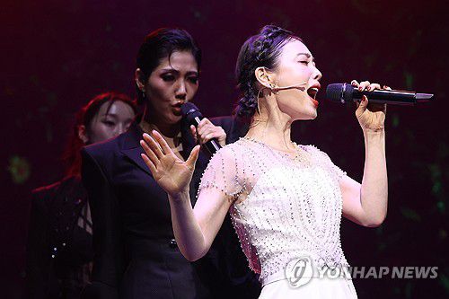 열창하는 김히어라(서울=연합뉴스) 강민지 기자 = 배우 김히어라가 26일 서울 종로구 놀유니플렉스에서 열린 뮤지컬 '프리다' 프레스콜에서 하이라이트 장면을 시연하고 있다. 2025.6.26 mjkang@yna.co.kr