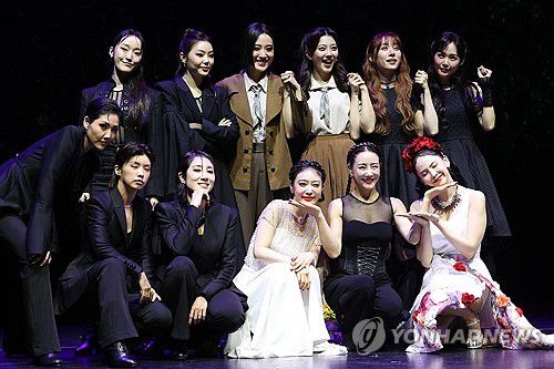 뮤지컬 '프리다' 배우들(서울=연합뉴스) 강민지 기자 = 26일 서울 종로구 놀유니플렉스에서 열린 뮤지컬 '프리다' 프레스콜에서 출연진들이 포즈를 취하고 있다. 2025.6.26 mjkang@yna.co.kr