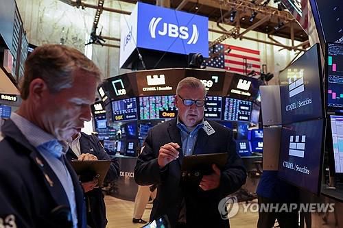 뉴욕증권거래소의 트레이더[로이터 연합뉴스 자료사진. 재판매 및 DB 금지]