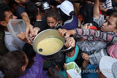 배급소의 가자지구 주민들[AFP=연합뉴스 자료사진]