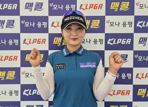 1라운드 마친 이예원(평창=연합뉴스) 김경윤 기자 = 이예원이 27일 강원도 평창 버치힐 컨트리클럽에서 열린 한국여자프로골프(KLPGA) 투어 맥콜·모나 용평 오픈 1라운드를 마친 뒤 포즈를 취하고 있다. 2025.6.27. cycle@yna.co.kr