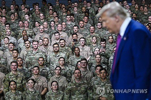 트럼프 대통령과 미군[AFP 연합뉴스 자료사진. 재판매 및 DB 금지]
