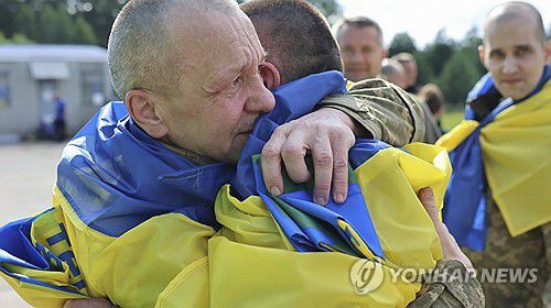 포로교환으로 돌아온 우크라이나군[EPA/우크라이나 전쟁포로 조정위원회 제공. 재판매 및 DB 금지]