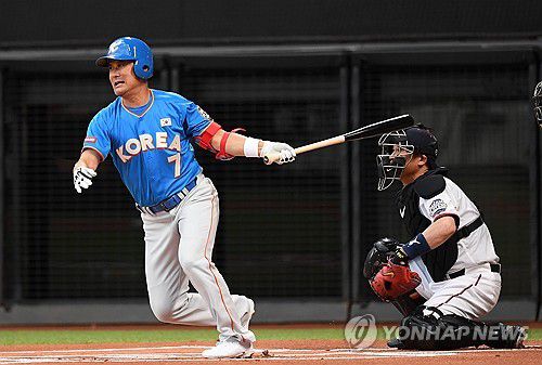 안타 친 이종범(서울=연합뉴스) 22일 일본 홋카이도 에스콘필드에서 열린 한일 드림 플레이어즈 게임 1회초. 이종범이 안타를 치고 있다. 2024.7.22 [사진공동취재단] photo@yna.co.kr