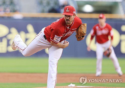 역투하는 SSG선발 앤더슨(서울=연합뉴스) 최재구 기자 = 21일 서울 잠실야구장에서 열린 프로야구 SSG와 두산의 경기에서 SSG의 선발투수 앤더슨이 역투하고 있다. 2025.5.21 jjaeck9@yna.co.kr