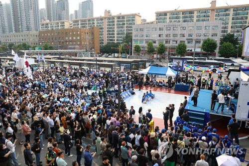 이재명 후보, 서초·강남에서 지지호소(서울=연합뉴스) 황광모 기자 = 더불어민주당 이재명 대선후보가 29일 서울 서초구 고속버스터미널 앞에서 열린 서초구·강남구 유세에서 지지를 호소하고 있다. 2025.5.29 hkmpooh@yna.co.kr