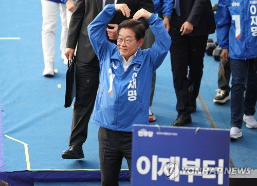 하트 만드는 이재명 후보(서울=연합뉴스) 황광모 기자 = 더불어민주당 이재명 대선 후보가 29일 서울 서초구 고속버스터미널 앞에서 열린 서초구·강남구 유세를 마친 후 하트를 만들고 있다. 2025.5.29 hkmpooh@yna.co.kr