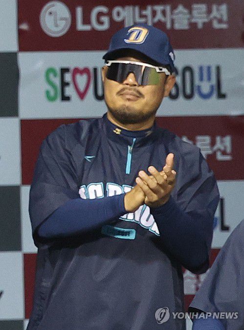 박수치는 이호준 감독(서울=연합뉴스) 임화영 기자 = 18일 서울 잠실야구장에서 열린 프로야구 NC 다이노스와 LG 트윈스의 경기.     4회초 2사 2루 NC 박민우의 1타점 적시타 때 이호준 감독이 홈인하는 권희동을 바라보며 박수치고 있다. 2025.6.18 hwayoung7@yna.co.kr