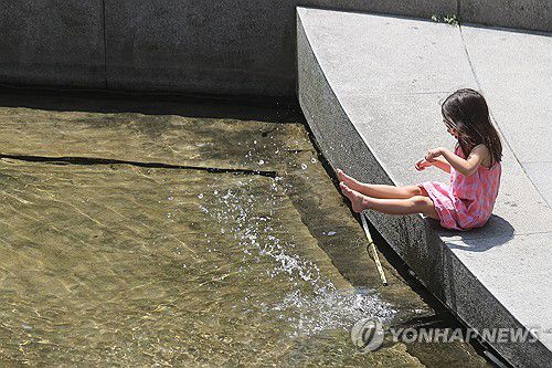이 더위도 첨벙첨벙 날아갔으면[연합뉴스 자료사진]
