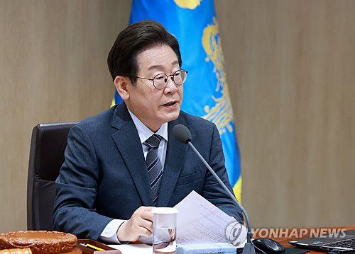 국무회의에서 발언하는 이재명 대통령(서울=연합뉴스) 홍해인 기자 = 이재명 대통령이 24일 서울 용산 대통령실 청사에서 열린 국무회의에서 발언하고 있다. 2025.6.24 hihong@yna.co.kr