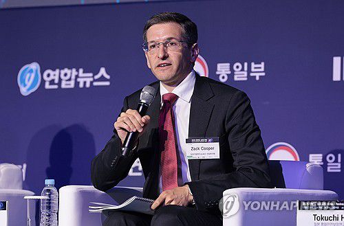 발언하는 잭 쿠퍼 AEI 선임연구원(서울=연합뉴스) 김인철 기자 = 잭 쿠퍼 미국기업연구소(AEI) 선임연구원이 26일 서울 중구 신라호텔 다이너스티홀에서 열린 2025 한반도 심포지엄 세션1 '미국 신고립주의 급부상에 통상ㆍ외교ㆍ안보 지각변동' 주제에 대해 발언하고 있다. 2025.6.26 yatoya@yna.co.kr