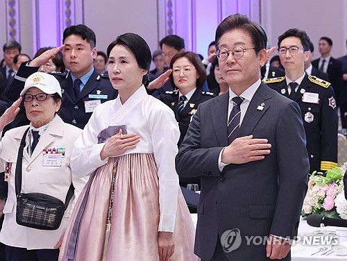 이재명 대통령 부부, 국가유공자 초청 행사 참석(서울=연합뉴스) 한상균 기자 = 이재명 대통령과 김혜경 여사가 27일 청와대 영빈관에서 열린 '호국 보훈의 달, 대통령의 초대' 행사에서 국기에 경례하고 있다.      이번 행사에는 국가유공자 및 유족, 보훈단체장, 특별초청자 등이 참석했다. 2025.6.27 xyz@yna.co.kr