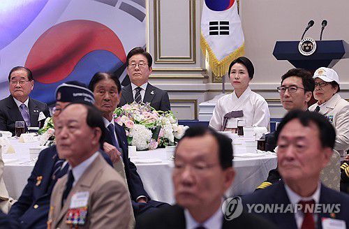 이재명 대통령 부부, 국가유공자 초청 행사 영상 시청(서울=연합뉴스) 한상균 기자 = 이재명 대통령과 김혜경 여사가 27일 청와대 영빈관에서 열린 '호국 보훈의 달, 대통령의 초대' 행사에서 영상 시청을 하고 있다.      이번 행사에는 국가유공자 및 유족, 보훈단체장, 특별초청자 등이 참석했다. 2025.6.27 xyz@yna.co.kr