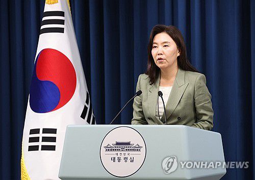 브리핑하는 강유정 대변인(서울=연합뉴스) 한상균 기자 = 강유정 대변인이 27일 용산 대통령실에서 현안 관련 브리핑을 하고 있다. 2025.6.27 xyz@yna.co.kr