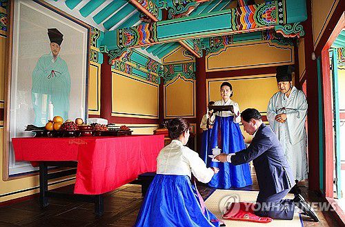 정약용 영정 앞에 잔 올리는 남양주시장(남양주=연합뉴스) 주광덕 경기 남양주시장은 27일 조안면 다산 유적지에서 열린 정약용 선생 영정·동상 제막식에서 잔을 올리고 있다. 2025.6.27 [남양주시 제공. 재판매 및 DB 금지] kyoon@yna.co.kr