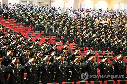 2025년 대한민국 육군장교 통합임관식(서울=연합뉴스) 육군이 27일 충북 괴산군 육군학생군사학교에서 '2025년 대한민국 육군장교 통합임관식'을 실시했다고 밝혔다. 사진은 신임장교들이 임석상관인 고창준 육군참모총장 직무대리에게 경례하는 모습. 2025.6.27 [육군 제공. 재판매 및 DB 금지] photo@yna.co.kr