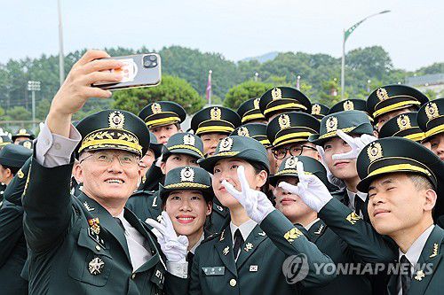 육군, '2025년 대한민국 육군장교 통합임관식' 실시(서울=연합뉴스) 육군이 27일 충북 괴산군 육군학생군사학교에서 '2025년 대한민국 육군장교 통합임관식'을 실시했다고 밝혔다. 신임장교들이 고창준 육군참모총장 직무대리와 기념 촬영하고 있다. 2025.6.27 [육군 제공. 재판매 및 DB 금지] photo@yna.co.kr