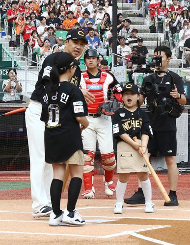 김강민과 그의 딸(서울=연합뉴스) 김강민이 28일 인천 SSG랜더스필드에서 열린 자신의 은퇴식, 시구 행사에 참여한 딸들과 대화하고 있다. [SSG 랜더스 제공. 재판매 및 DB금지]